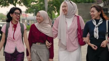 Endonezyalı genç kız arkadaşlar birlikte eğleniyor, hafta sonundan sonra şehirde dolaşıyorlar.