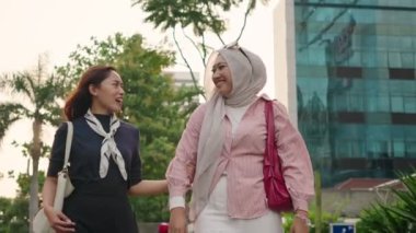 Asyalı kadın arkadaşlar şehirde gezerken eğleniyorlar. Endonezya Jakarta Yaşam Tarzı