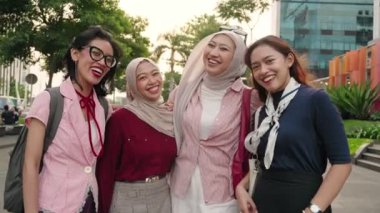 Endonezya 'dan genç Asyalı kadın arkadaşlarının portresi. Şehirde birlikte eğleniyorlar.