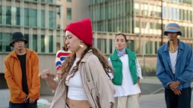 Genç moda bayan dansçı şehirde serbest dans eden Hip Hop Break dansı