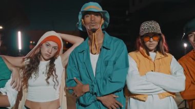 Modern funky tarzı modaya uygun bir grup genç gece şehirde kamera arıyor. Video Hip Hop Dansçıları Çetesi