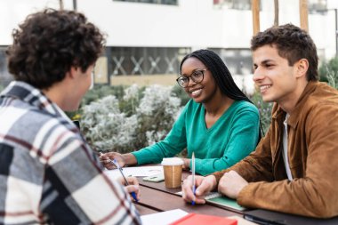 Üniversite kampüsünde üniversite arkadaşlarıyla birlikte okuyan Afro-Amerikalı bir kız öğrenci.