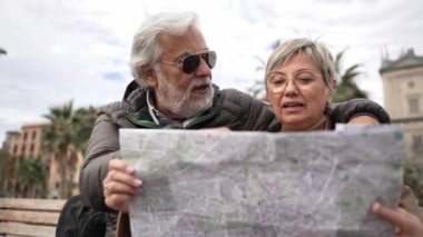 Mutlu eş ve koca kış tatillerinde birlikte emekliliğin tadını çıkarıyorlar.