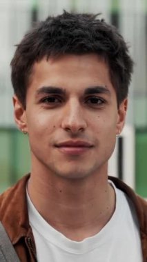 Genç ve ilham verici üniversite öğrencisi kameraya gülümsüyor.