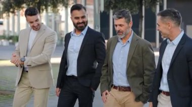Bir grup mutlu pozitif iş adamı finans kenti bölgesinde yürüyüş ve konuşma, işbirliği ve iş yerine seyahat