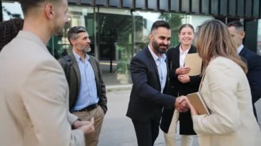 İş kadını ve Hintli iş adamı şirket toplantısında el sıkışıyor. Yönetici liderler ortaklığı kapatıyorlar ve el sıkışma anlaşması ve kutlamalarla uğraşıyorlar.