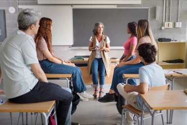 Genç öğrenci sınıfı ve son sınıf öğretmeni, Lisede grup tartışmasını paylaşıyor - Eğitim Zihinsel Sağlık Desteği 