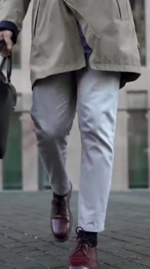 Ofiste çalıştıktan sonra işten eve yürürken cep telefonuyla konuşan zarif genç bir iş adamı. 