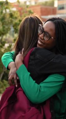 Afrikalı bir kadın, sevgi ve duyguyla kızı kucaklıyor.