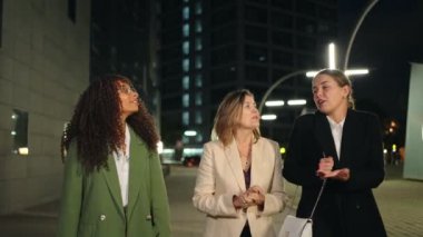 Kadın iş kadınlarından oluşan bir ekip geceleri şehirde dolaşıyor ve konuşuyorlar, ofiste çalıştıktan sonra evlerine dönüyorlar.