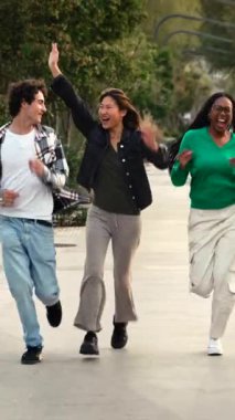 Bir grup genç arkadaş şehirde birlikte koşuyor. Sınavların ve tatillerin bitmesini kutlayan mutlu öğrenciler