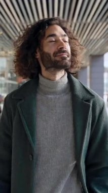 Ofiste yürüyen sakallı ve uzun saçlı İspanyol profesyonel bir adam. Başarılı bir kariyeri olan yaratıcı bir iş adamı. 