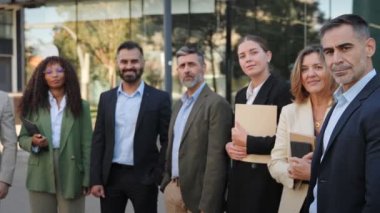 Modern şirket çalışanlarının şirket portresi, iş adamları şirket ofisinde kameraya bakıyor.