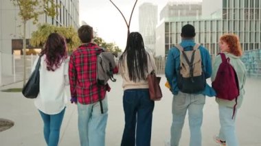 Üniversiteye sınıflara başlamak için gelen bir grup üniversite öğrencisinin arka planı