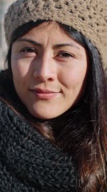 Kışın gülümseyen genç Asyalı kadın. Pozitif Yüz Portresi