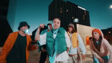 Genç bir kadın, şehirdeki müzik sokak partisinde arkadaşlarıyla dans ederken eğleniyor. Özgürlük ve ifade