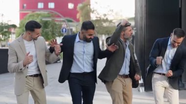 İş ekibi başarıyı, ödülü ve profesyonel başarıyı kutluyor.