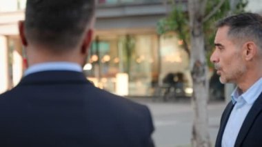 Erkek iş ortaklarından oluşan bir ekip strateji ve projeleri tartışıyor