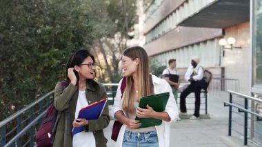 Mutlu kolej kız arkadaşları konuşuyor ve Üniversite 'ye yürüyor. Çeşitli Asya ve Amerikan Gençliği