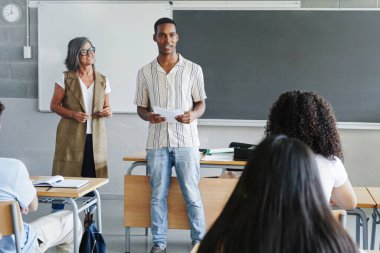 Afro-Amerikan Üniversitesi öğrencisi çalışmalarını sınıf arkadaşlarına ve profesöre sunuyor.