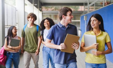 Sınıfa dönen mutlu ortaokul öğrencileri. Genç arkadaşlar liseye yürüyerek geliyorlar.