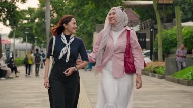 Asyalı kadın arkadaşlar şehirde gezerken eğleniyorlar. Endonezyalı güzel bir kadının portresi