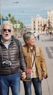 Yaşlı ve mutlu turistler birlikte seyahat ediyor - dedem ve ninem emeklilik gezisinde 