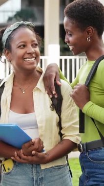 Kampüste birlikte gülüp konuşan iki kız öğrenci. Üniversite Arkadaşlığı