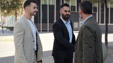 İş ortakları başarılı B2B anlaşmasını kutlarken el sıkışıyor