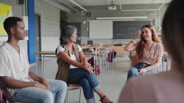 Yükseköğretimde grup destek sohbeti, Genç lise öğrencileri öğretmenlerini paylaşıyor ve onlarla konuşuyor 