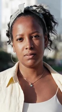 Şehirde gülümseyen genç Afrikalı Amerikalı kadın portresi