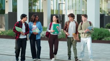 Üniversite kampüsünden konuşan ve çıkan bir grup genç arkadaş. 
