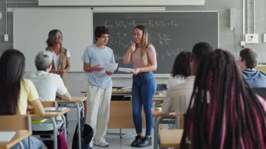 İspanya 'daki lisede sınıf arkadaşları ve öğretmenlere grup bilimi projesini sunan İspanyol öğrenci takımı.