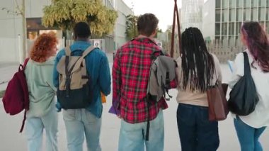 Dört farklı öğrenci üniversitelerinin dışında birlikte yürüyorlar.