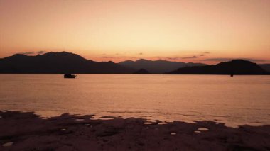 Gün batımında güzel Tropik Ada Takımadaları. Gökyüzü manzaralı plaj cenneti