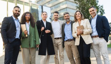 Modern şirket çalışanlarının şirket portresi, iş adamları şirket ofisinde kameraya bakıyor.