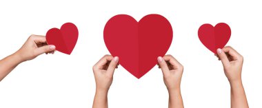 Beyaz arka planda kırmızı kağıt kalp taşıyan bir kadın. Kırpma yolu dahil. Sevgililer Günü kavramı, aşk ve bağış.