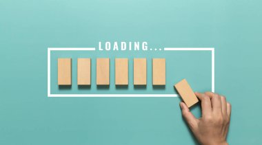 Yükleme durumu. Gelişim çubuğunu yeşil arkaplanda yüklemek için el ahşabı küpü
