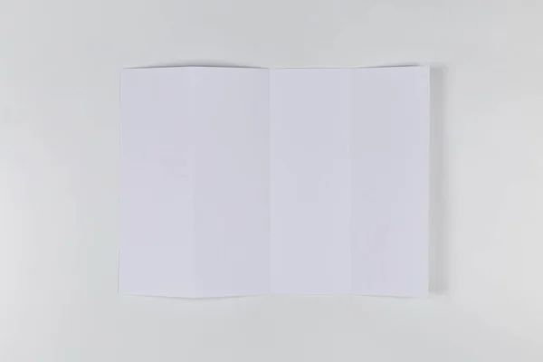 Άδειο Φύλλο Χαρτιού Διπλωμένο Τέσσερις Φορές Λευκό Φόντο Άνω Όψη — Φωτογραφία Αρχείου