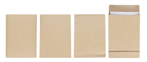一组被白色背景隔离的棕色信封 字母顶部视图 具有裁剪路径的对象 — 图库照片