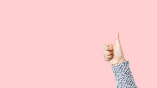 Vrouw Hand Met Duim Omhoog Roze Achtergrond Dienstbeoordeling Tevredenheidsconcept — Stockfoto