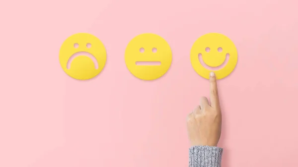 Klant Geven Glimlach Gezicht Emoticon Voor Beoordeling Roze Achtergrond Dienstbeoordeling — Stockfoto