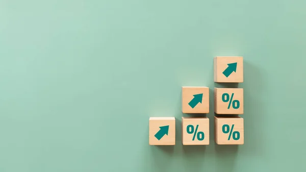 Cubo Madeira Com Seta Para Cima Símbolo Percentual Fundo Verde — Fotografia de Stock
