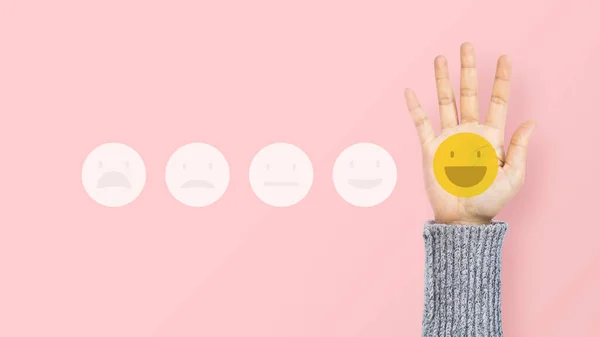 Klant Geven Glimlach Gezicht Emoticon Voor Beoordeling Roze Achtergrond Dienstbeoordeling — Stockfoto