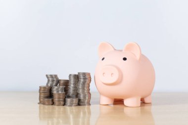 Bozuk paralarla dolu domuz kumbarası. Gelecekteki hedefe yatırım yapma ve kaydetme kavramı
