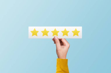 Müşteri eli beş yıldız veriyor. Hizmet derecesi, geri bildirim, tatmin kavramı