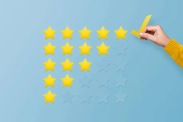 顧客は評価のための5つ星との笑顔の絵文字を選びます サービス評価 フィードバック 満足のコンセプト 優れた評価を選択してください — ストック写真