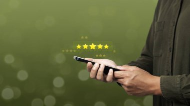 Müşteri cep telefonu değerlendirmesi için beş yıldız puanı veriyor. Hizmet derecesi, memnuniyet ve geri bildirim kavramı