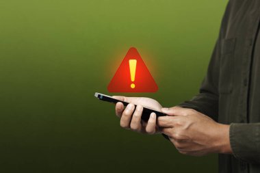 Mobil güvenlik ya da uyarı bildirimi. Bir erkek cep telefonuna dokunarak tehlikeli ya da çevrimiçi ağa yönelik tehditlere erişimi gösteriyor