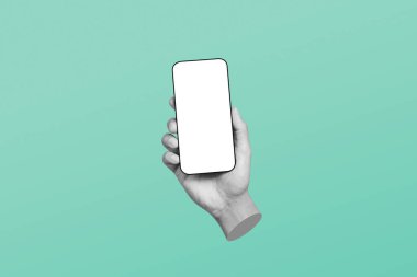 Reklam mesajınızı girmek için boş ekranlı akıllı telefon ya da cep telefonunu tutan yaratıcı sanat kolajı